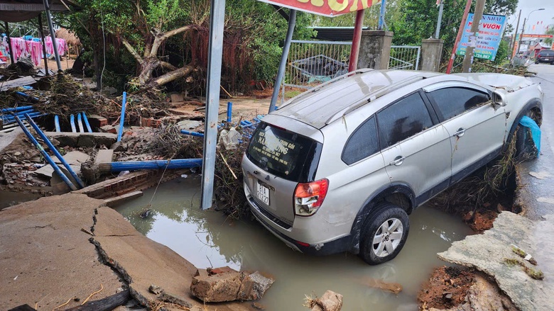 Rốn lũ H&ograve;a Thịnh tan hoang sau "đại hồng thủy": Cầu sập, đường g&atilde;y, giao th&ocirc;ng chia cắt- Ảnh 7.
