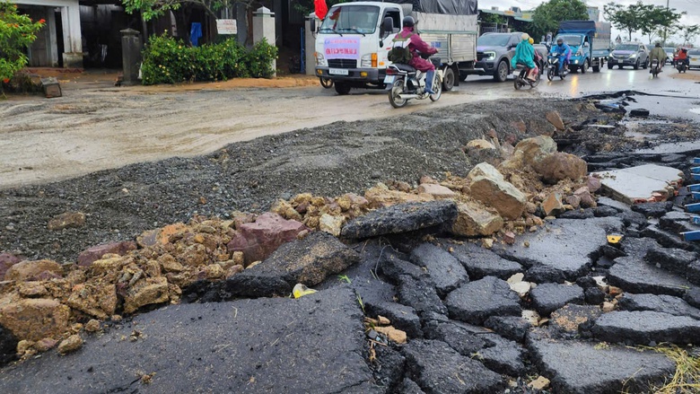 Rốn lũ H&ograve;a Thịnh tan hoang sau "đại hồng thủy": Cầu sập, đường g&atilde;y, giao th&ocirc;ng chia cắt- Ảnh 3.