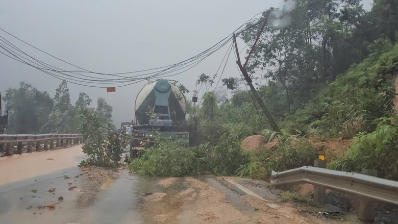 Cả chục điểm &aacute;ch tắc do mưa lũ: Bộ X&acirc;y dựng huy động lực lượng, vật tư, thiết bị khẩn cấp- Ảnh 2.