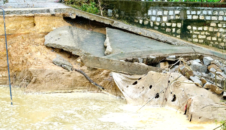Gia Lai: Người dân Luật Lễ bật khóc khi về lại nhà sau đêm vỡ đê kinh hoàng- Ảnh 7. Gia Lai: Người dân Luật Lễ bật khóc khi về lại nhà sau đêm vỡ đê kinh hoàng- Ảnh 7.