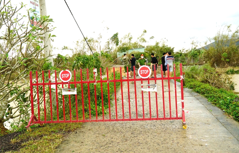 Gia Lai: Người dân Luật Lễ bật khóc khi về lại nhà sau đêm vỡ đê kinh hoàng- Ảnh 8. Gia Lai: Người dân Luật Lễ bật khóc khi về lại nhà sau đêm vỡ đê kinh hoàng- Ảnh 8.