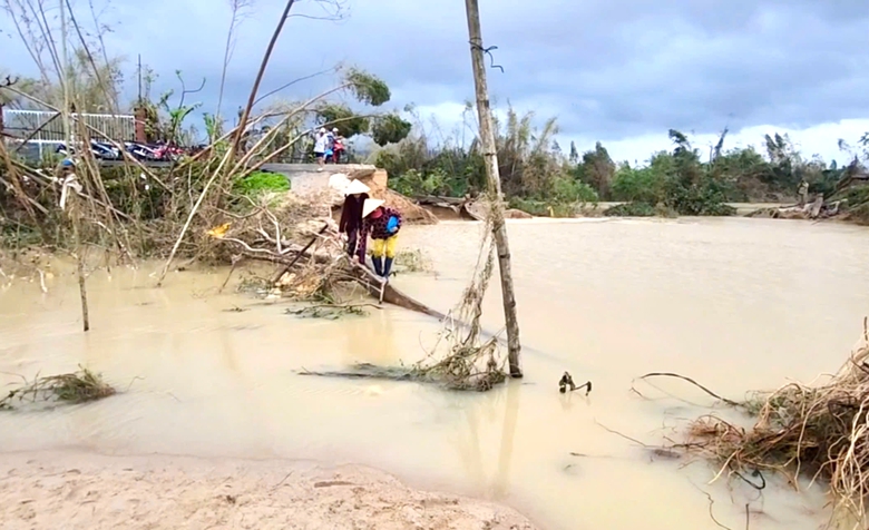 Gia Lai: Người dân Luật Lễ bật khóc khi về lại nhà sau đêm vỡ đê kinh hoàng- Ảnh 12. Gia Lai: Người dân Luật Lễ bật khóc khi về lại nhà sau đêm vỡ đê kinh hoàng- Ảnh 12.