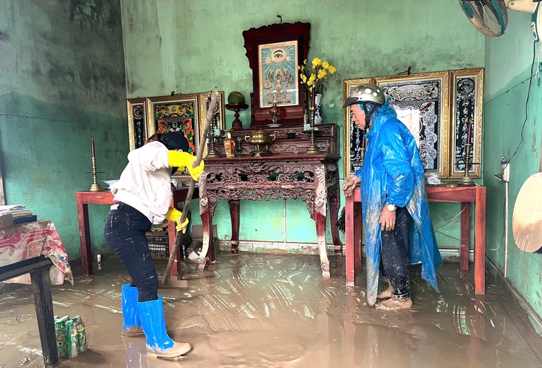 Gia Lai: Người dân Luật Lễ bật khóc khi về lại nhà sau đêm vỡ đê kinh hoàng- Ảnh 10. Gia Lai: Người dân Luật Lễ bật khóc khi về lại nhà sau đêm vỡ đê kinh hoàng- Ảnh 10.