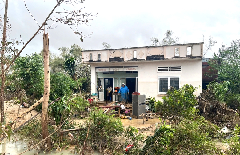 Gia Lai: Người dân Luật Lễ bật khóc khi về lại nhà sau đêm vỡ đê kinh hoàng- Ảnh 9. Gia Lai: Người dân Luật Lễ bật khóc khi về lại nhà sau đêm vỡ đê kinh hoàng- Ảnh 9.