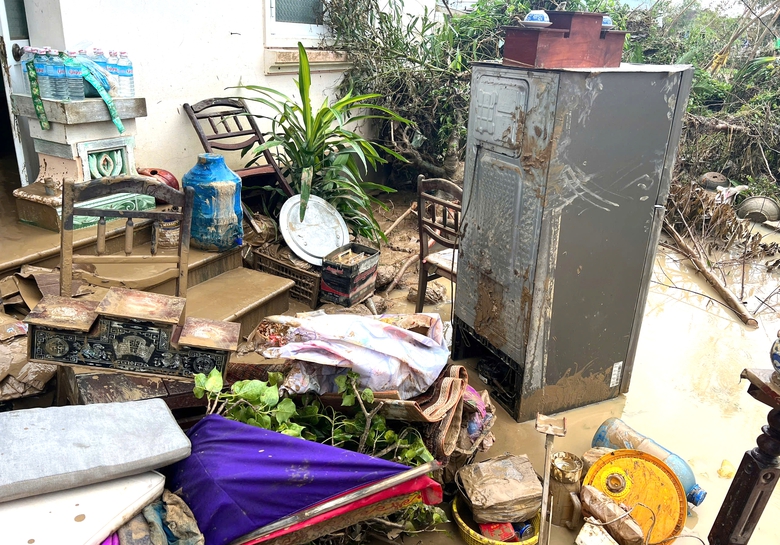 Gia Lai: Người dân Luật Lễ bật khóc khi về lại nhà sau đêm vỡ đê kinh hoàng- Ảnh 2. Gia Lai: Người dân Luật Lễ bật khóc khi về lại nhà sau đêm vỡ đê kinh hoàng- Ảnh 2.