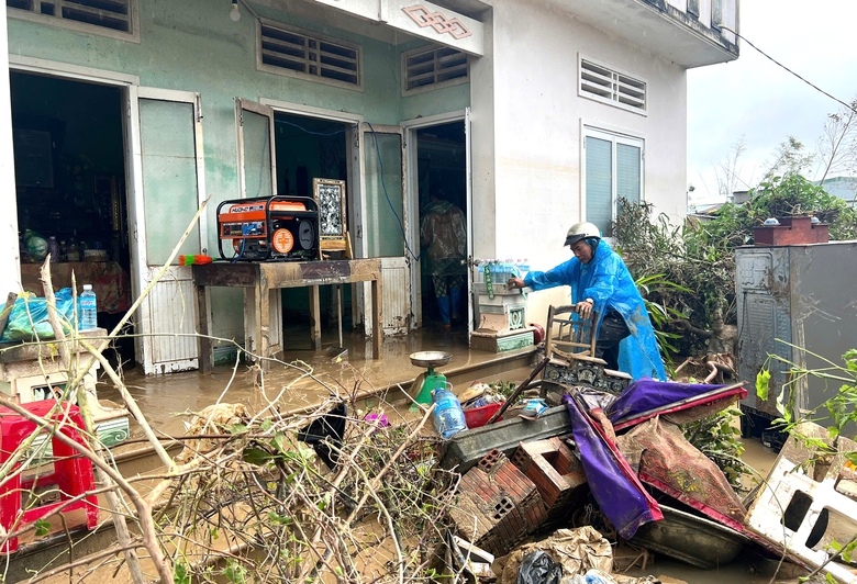 Gia Lai: Người dân Luật Lễ bật khóc khi về lại nhà sau đêm vỡ đê kinh hoàng- Ảnh 11. Gia Lai: Người dân Luật Lễ bật khóc khi về lại nhà sau đêm vỡ đê kinh hoàng- Ảnh 11.