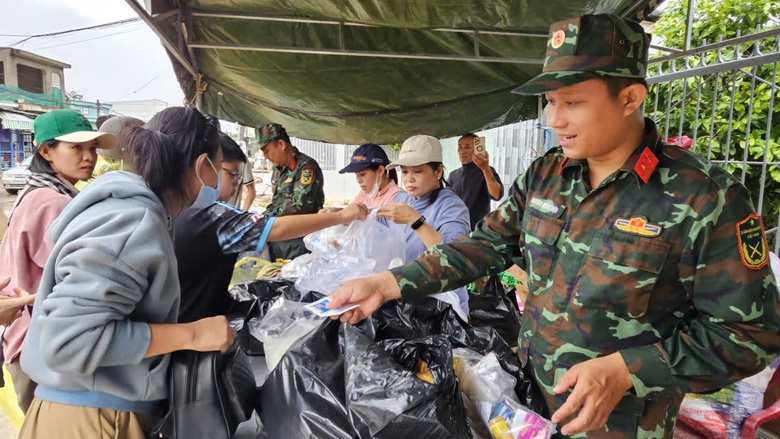 Người Diên Điền chia nhau nước ngọt, lội bùn nhão về nhà sau lũ- Ảnh 9. Người Diên Điền chia nhau nước ngọt, lội bùn nhão về nhà sau lũ- Ảnh 9.