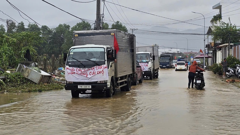 Người Diên Điền chia nhau nước ngọt, lội bùn nhão về nhà sau lũ- Ảnh 3. Người Diên Điền chia nhau nước ngọt, lội bùn nhão về nhà sau lũ- Ảnh 3.