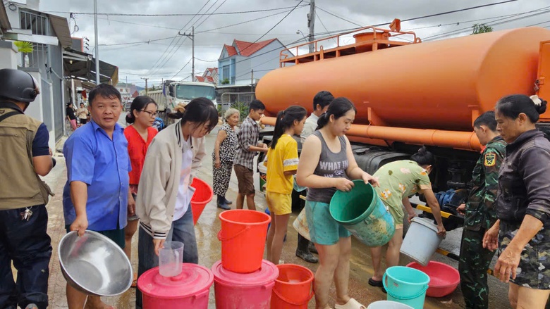 Người Diên Điền chia nhau nước ngọt, lội bùn nhão về nhà sau lũ- Ảnh 10. Người Diên Điền chia nhau nước ngọt, lội bùn nhão về nhà sau lũ- Ảnh 10.