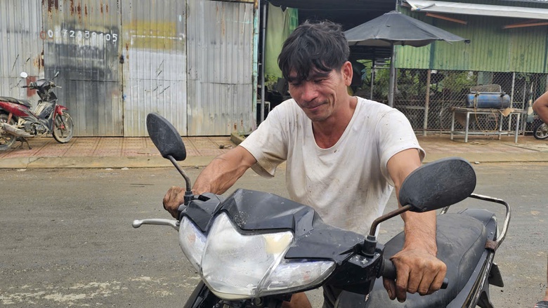 Người Diên Điền chia nhau nước ngọt, lội bùn nhão về nhà sau lũ- Ảnh 13. Người Diên Điền chia nhau nước ngọt, lội bùn nhão về nhà sau lũ- Ảnh 13.