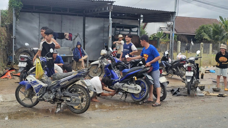 Người Diên Điền chia nhau nước ngọt, lội bùn nhão về nhà sau lũ- Ảnh 12. Người Diên Điền chia nhau nước ngọt, lội bùn nhão về nhà sau lũ- Ảnh 12.