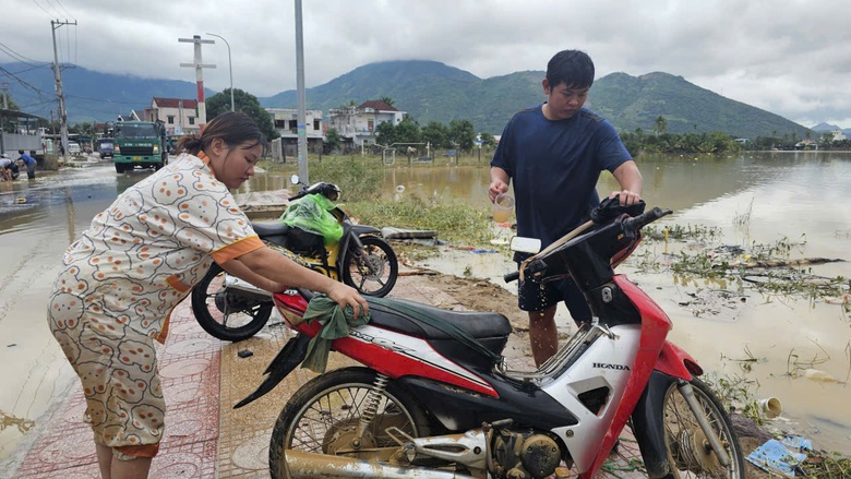 Người Diên Điền chia nhau nước ngọt, lội bùn nhão về nhà sau lũ- Ảnh 11. Người Diên Điền chia nhau nước ngọt, lội bùn nhão về nhà sau lũ- Ảnh 11.