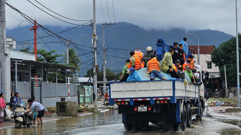 Người Diên Điền chia nhau nước ngọt, lội bùn nhão về nhà sau lũ- Ảnh 6. Người Diên Điền chia nhau nước ngọt, lội bùn nhão về nhà sau lũ- Ảnh 6.