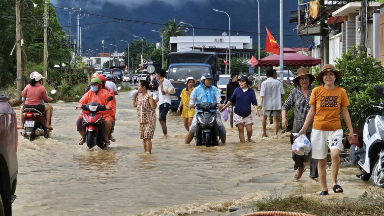 Người Diên Điền chia nhau nước ngọt, lội bùn nhão về nhà sau lũ- Ảnh 7. Người Diên Điền chia nhau nước ngọt, lội bùn nhão về nhà sau lũ- Ảnh 7.