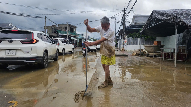 Người Diên Điền chia nhau nước ngọt, lội bùn nhão về nhà sau lũ- Ảnh 2. Người Diên Điền chia nhau nước ngọt, lội bùn nhão về nhà sau lũ- Ảnh 2.