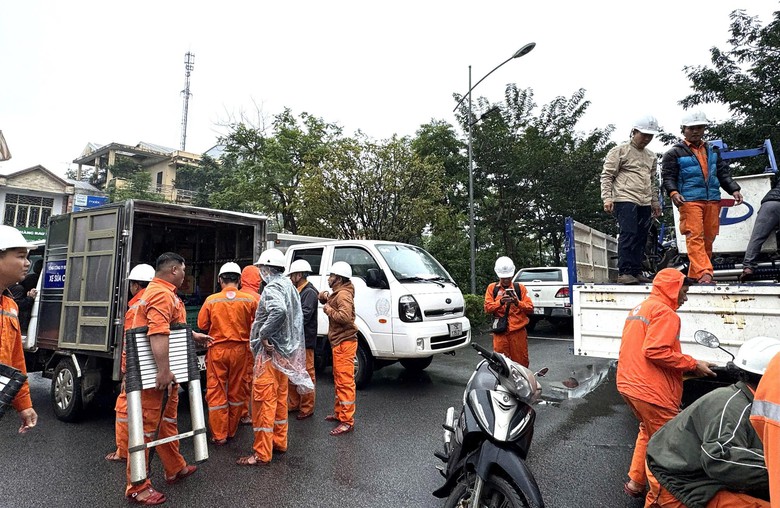 Điện lực Huế điều 62 c&aacute;n bộ v&agrave;o v&ugrave;ng lũ Đắk Lắk hỗ trợ khắc phục lưới điện- Ảnh 1.
