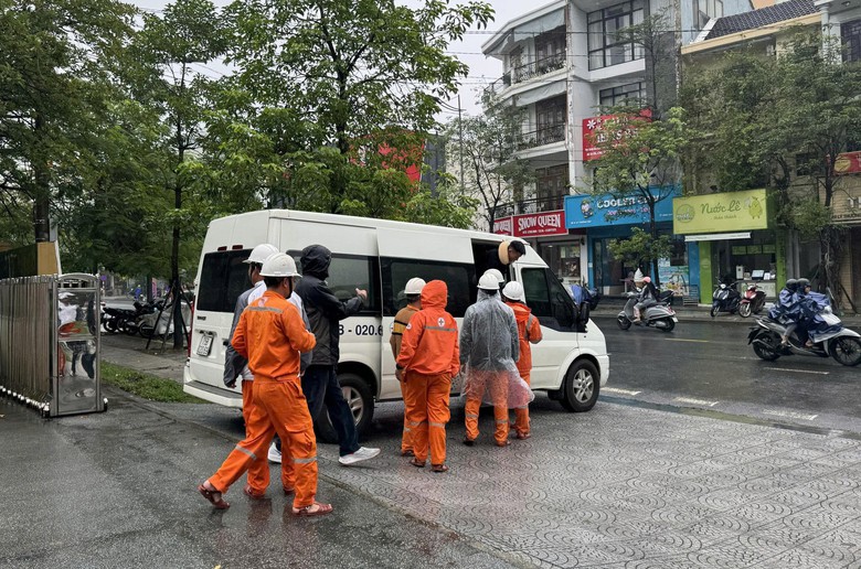 Điện lực Huế điều 62 c&aacute;n bộ v&agrave;o v&ugrave;ng lũ Đắk Lắk hỗ trợ khắc phục lưới điện- Ảnh 2.