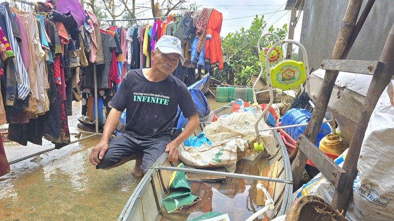 X&aacute;c xơ rốn lũ miền Trung: B&ograve; chết nổi, người d&acirc;n H&ograve;a Thịnh giữ mạng nhờ chiếc ghe nhỏ- Ảnh 3.