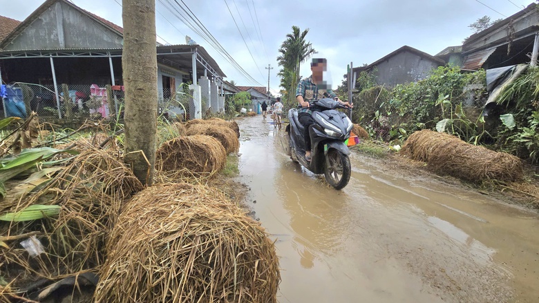 H&ograve;a Thịnh tan hoang sau lũ: Người d&acirc;n gồng m&igrave;nh v&eacute;t b&ugrave;n non, t&agrave;i sản bị mất sạch- Ảnh 2.