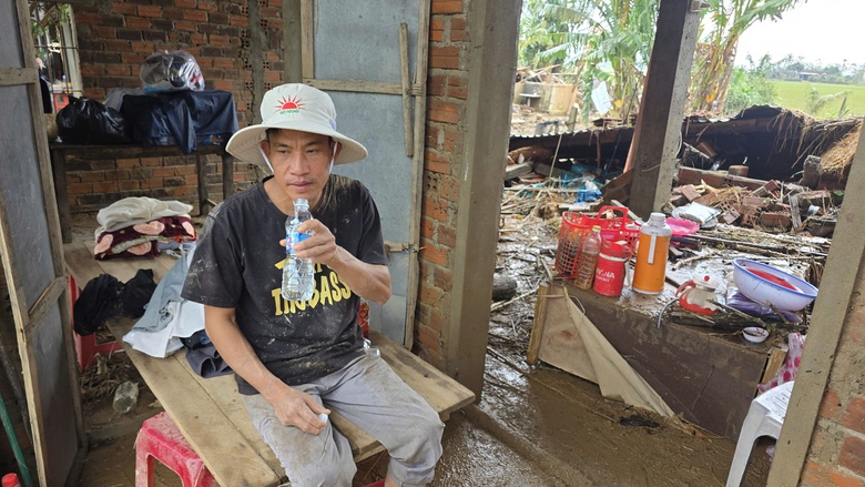 H&ograve;a Thịnh tan hoang sau lũ: Người d&acirc;n gồng m&igrave;nh v&eacute;t b&ugrave;n non, t&agrave;i sản bị mất sạch- Ảnh 3.
