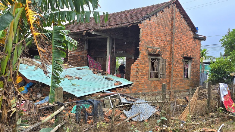 H&ograve;a Thịnh tan hoang sau lũ: Người d&acirc;n gồng m&igrave;nh v&eacute;t b&ugrave;n non, t&agrave;i sản bị mất sạch- Ảnh 4.