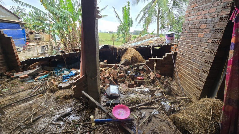 H&ograve;a Thịnh tan hoang sau lũ: Người d&acirc;n gồng m&igrave;nh v&eacute;t b&ugrave;n non, t&agrave;i sản bị mất sạch- Ảnh 6.