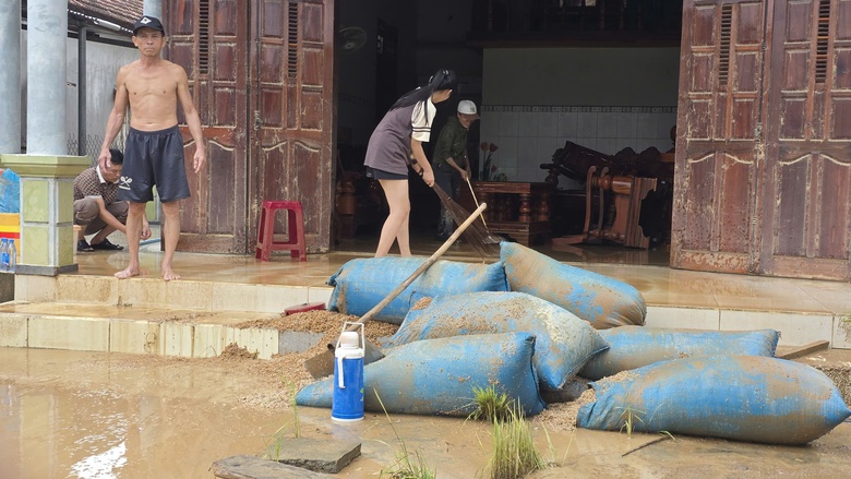 H&ograve;a Thịnh tan hoang sau lũ: Người d&acirc;n gồng m&igrave;nh v&eacute;t b&ugrave;n non, t&agrave;i sản bị mất sạch- Ảnh 8.