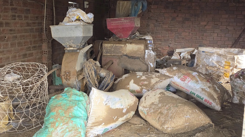 H&ograve;a Thịnh tan hoang sau lũ: Người d&acirc;n gồng m&igrave;nh v&eacute;t b&ugrave;n non, t&agrave;i sản bị mất sạch- Ảnh 12.