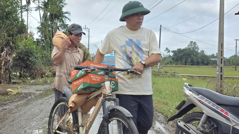 H&ograve;a Thịnh tan hoang sau lũ: Người d&acirc;n gồng m&igrave;nh v&eacute;t b&ugrave;n non, t&agrave;i sản bị mất sạch- Ảnh 13.