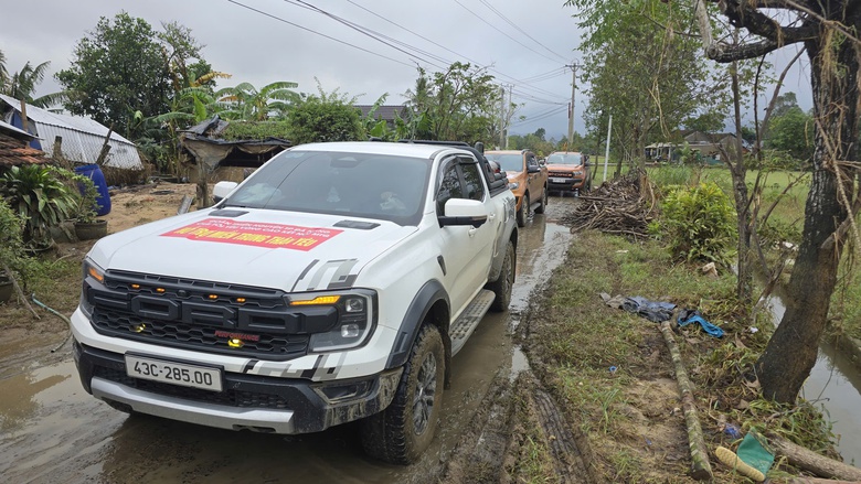 H&ograve;a Thịnh tan hoang sau lũ: Người d&acirc;n gồng m&igrave;nh v&eacute;t b&ugrave;n non, t&agrave;i sản bị mất sạch- Ảnh 15.