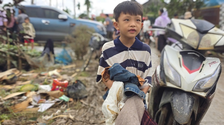 H&ograve;a Thịnh tan hoang sau lũ: Người d&acirc;n gồng m&igrave;nh v&eacute;t b&ugrave;n non, t&agrave;i sản bị mất sạch- Ảnh 16.