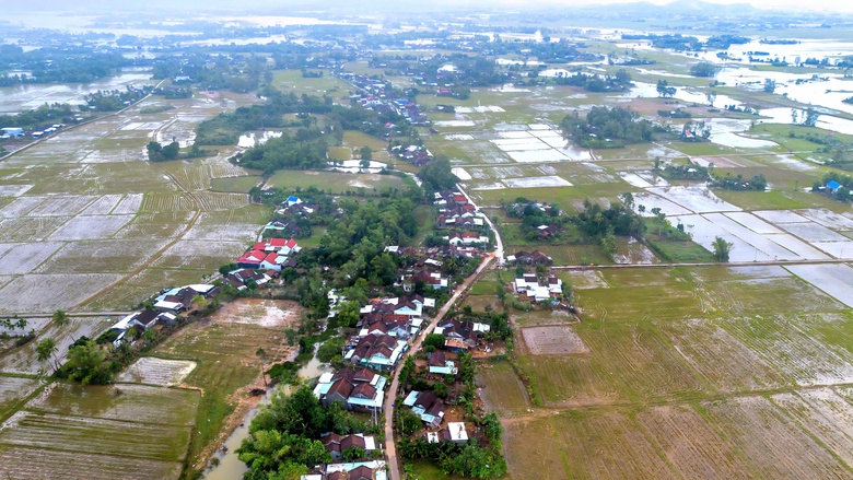 H&ograve;a Thịnh tan hoang sau lũ: Người d&acirc;n gồng m&igrave;nh v&eacute;t b&ugrave;n non, t&agrave;i sản bị mất sạch- Ảnh 1.