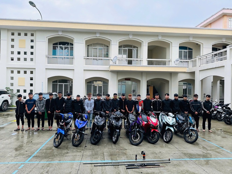 Khởi tố 14 thanh, thiếu niên tụ tập mang theo hung khí, phi xe gây náo loạn đường phố- Ảnh 1. Khởi tố 14 thanh, thiếu niên tụ tập mang theo hung khí, phi xe gây náo loạn đường phố- Ảnh 1.