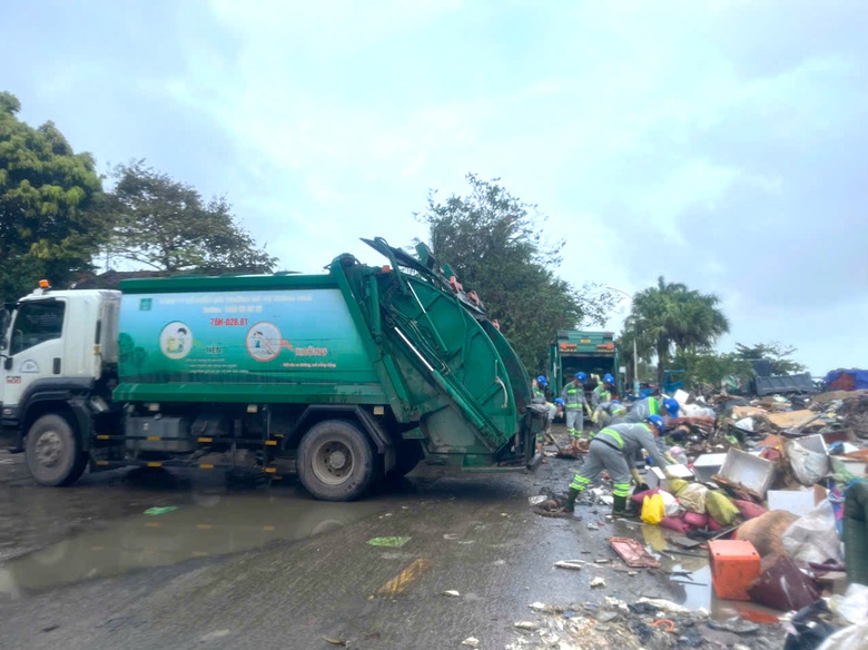 Công nhân môi trường, điện lực Quảng Ngãi hỗ trợ người dân Đắk Lắk sau lũ- Ảnh 3. Công nhân môi trường, điện lực Quảng Ngãi hỗ trợ người dân Đắk Lắk sau lũ- Ảnh 3.