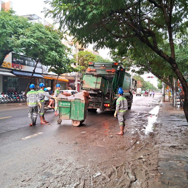 Công nhân môi trường, điện lực Quảng Ngãi hỗ trợ người dân Đắk Lắk sau lũ- Ảnh 2. Công nhân môi trường, điện lực Quảng Ngãi hỗ trợ người dân Đắk Lắk sau lũ- Ảnh 2.