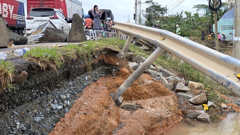 Quốc lộ 1A hư hỏng sau lũ: Nền đường xói lở, hàng loạt ô tô chết máy ngổn ngang- Ảnh 7. Quốc lộ 1A hư hỏng sau lũ: Nền đường xói lở, hàng loạt ô tô chết máy ngổn ngang- Ảnh 7.