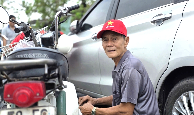 Quốc lộ 1A hư hỏng sau lũ: Nền đường xói lở, hàng loạt ô tô chết máy ngổn ngang- Ảnh 11. Quốc lộ 1A hư hỏng sau lũ: Nền đường xói lở, hàng loạt ô tô chết máy ngổn ngang- Ảnh 11.