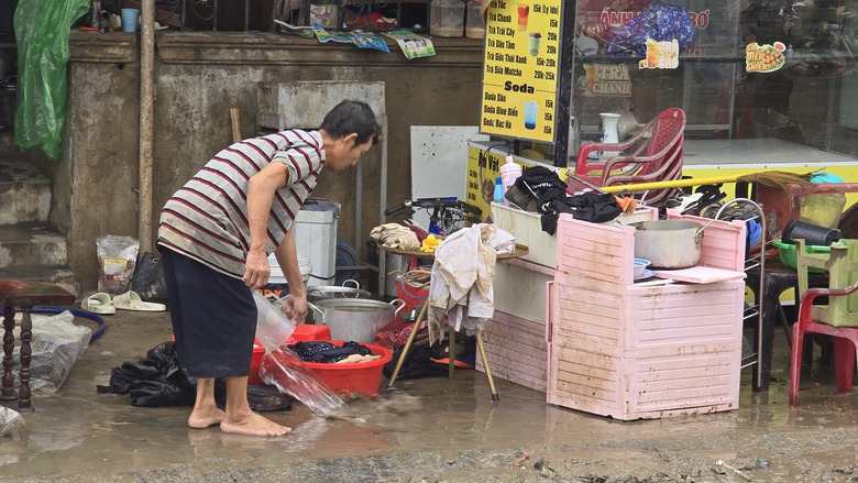 Người d&acirc;n thượng nguồn s&ocirc;ng Ba Hạ g&acirc;y dựng lại cuộc sống từ ngổn ngang b&ugrave;n đất- Ảnh 1.