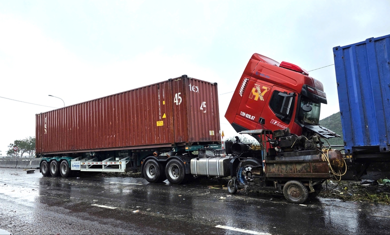 Quốc lộ 1A hư hỏng sau lũ: Nền đường xói lở, hàng loạt ô tô chết máy ngổn ngang- Ảnh 10. Quốc lộ 1A hư hỏng sau lũ: Nền đường xói lở, hàng loạt ô tô chết máy ngổn ngang- Ảnh 10.