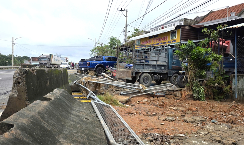 Quốc lộ 1A hư hỏng sau lũ: Nền đường xói lở, hàng loạt ô tô chết máy ngổn ngang- Ảnh 13. Quốc lộ 1A hư hỏng sau lũ: Nền đường xói lở, hàng loạt ô tô chết máy ngổn ngang- Ảnh 13.