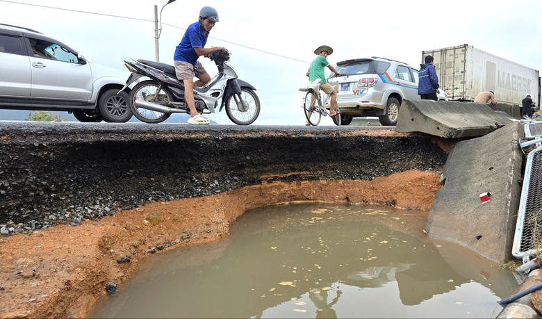 Quốc lộ 1A hư hỏng sau lũ: Nền đường xói lở, hàng loạt ô tô chết máy ngổn ngang- Ảnh 3. Quốc lộ 1A hư hỏng sau lũ: Nền đường xói lở, hàng loạt ô tô chết máy ngổn ngang- Ảnh 3.