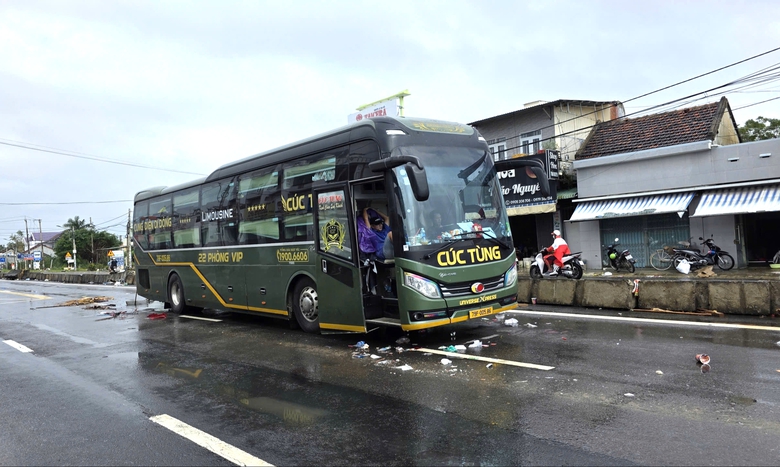 Quốc lộ 1A hư hỏng sau lũ: Nền đường xói lở, hàng loạt ô tô chết máy ngổn ngang- Ảnh 14. Quốc lộ 1A hư hỏng sau lũ: Nền đường xói lở, hàng loạt ô tô chết máy ngổn ngang- Ảnh 14.