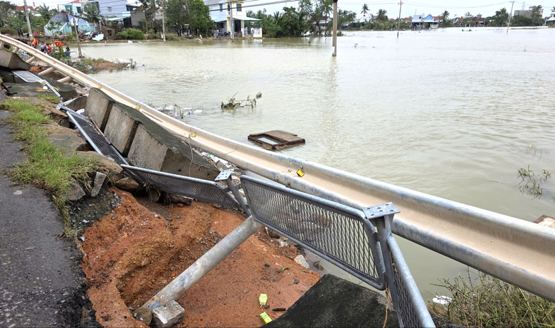 Quốc lộ 1A hư hỏng sau lũ: Nền đường xói lở, hàng loạt ô tô chết máy ngổn ngang- Ảnh 2. Quốc lộ 1A hư hỏng sau lũ: Nền đường xói lở, hàng loạt ô tô chết máy ngổn ngang- Ảnh 2.