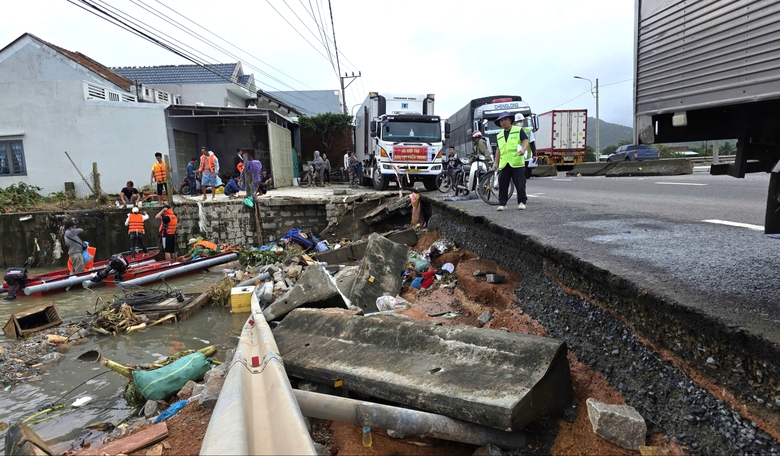 Quốc lộ 1A hư hỏng sau lũ: Nền đường xói lở, hàng loạt ô tô chết máy ngổn ngang- Ảnh 1. Quốc lộ 1A hư hỏng sau lũ: Nền đường xói lở, hàng loạt ô tô chết máy ngổn ngang- Ảnh 1.