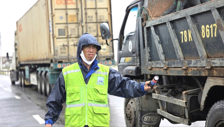 Quốc lộ 1A hư hỏng sau lũ: Nền đường xói lở, hàng loạt ô tô chết máy ngổn ngang- Ảnh 8. Quốc lộ 1A hư hỏng sau lũ: Nền đường xói lở, hàng loạt ô tô chết máy ngổn ngang- Ảnh 8.