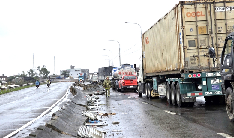 Quốc lộ 1A hư hỏng sau lũ: Nền đường xói lở, hàng loạt ô tô chết máy ngổn ngang- Ảnh 15. Quốc lộ 1A hư hỏng sau lũ: Nền đường xói lở, hàng loạt ô tô chết máy ngổn ngang- Ảnh 15.