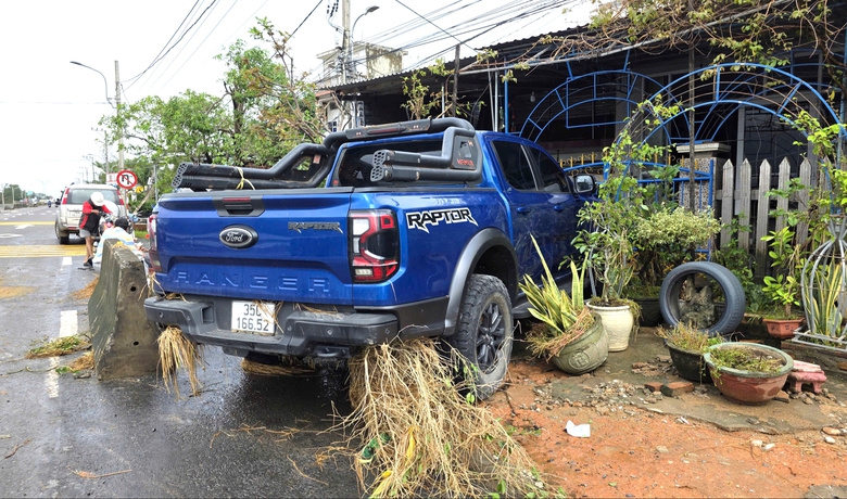 Quốc lộ 1A hư hỏng sau lũ: Nền đường xói lở, hàng loạt ô tô chết máy ngổn ngang- Ảnh 9. Quốc lộ 1A hư hỏng sau lũ: Nền đường xói lở, hàng loạt ô tô chết máy ngổn ngang- Ảnh 9.