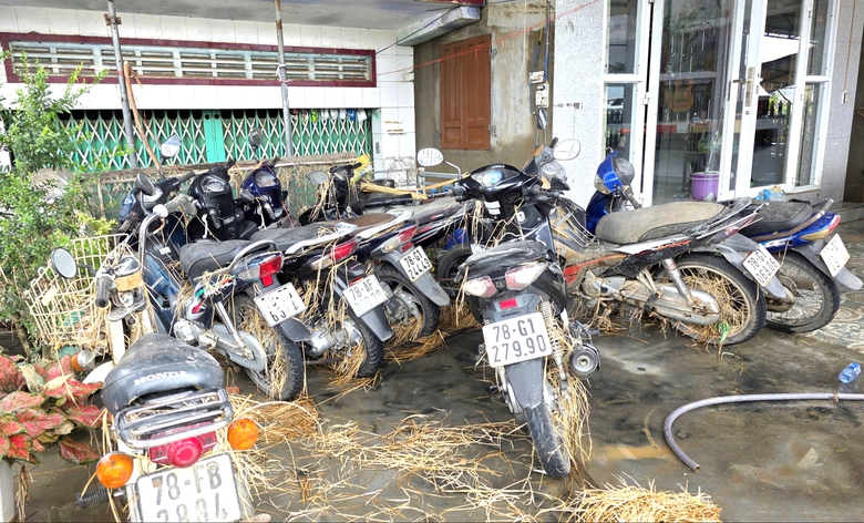 Quốc lộ 1A hư hỏng sau lũ: Nền đường xói lở, hàng loạt ô tô chết máy ngổn ngang- Ảnh 12. Quốc lộ 1A hư hỏng sau lũ: Nền đường xói lở, hàng loạt ô tô chết máy ngổn ngang- Ảnh 12.