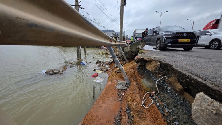 Quốc lộ 1A hư hỏng sau lũ: Nền đường xói lở, hàng loạt ô tô chết máy ngổn ngang- Ảnh 4. Quốc lộ 1A hư hỏng sau lũ: Nền đường xói lở, hàng loạt ô tô chết máy ngổn ngang- Ảnh 4.