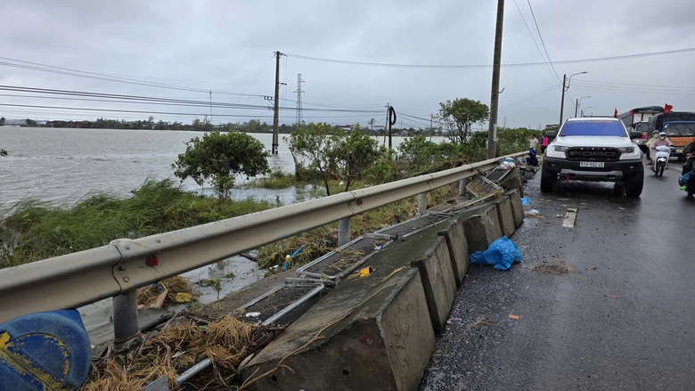 Quốc lộ 1A hư hỏng sau lũ: Nền đường xói lở, hàng loạt ô tô chết máy ngổn ngang- Ảnh 5. Quốc lộ 1A hư hỏng sau lũ: Nền đường xói lở, hàng loạt ô tô chết máy ngổn ngang- Ảnh 5.